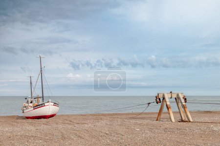 Téléchargez les photos : Bateau de pêche sur la plage - en image libre de droit