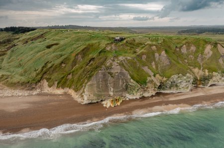 Téléchargez les photos : Vue aérienne sur la plage et les falaises Bulbjerg Danemark - en image libre de droit