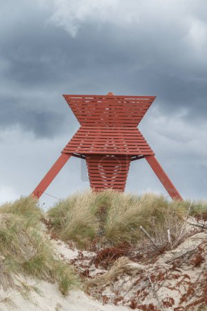 Téléchargez les photos : Cabane en bois rouge sur la plage au Danemark - en image libre de droit