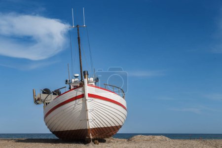 Téléchargez les photos : Bateau de pêche sur la plage - en image libre de droit
