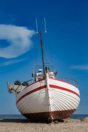 Téléchargez les photos : Vieux bateau en bois sur la plage de la mer - en image libre de droit