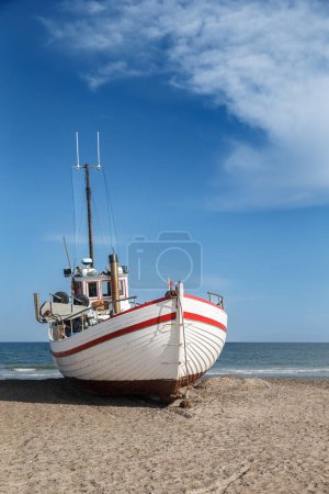 Téléchargez les photos : Bateau de pêche au bord de la mer - en image libre de droit
