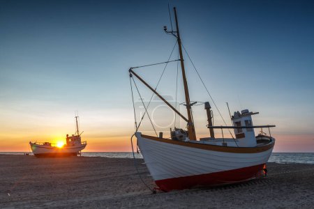 Téléchargez les photos : Vieux bateau au coucher du soleil - en image libre de droit