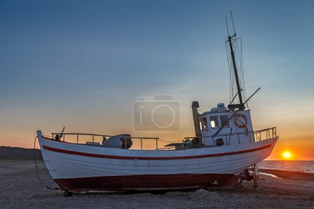 Foto de Barco de pesca al amanecer. hermoso amanecer en el mar báltico. - Imagen libre de derechos