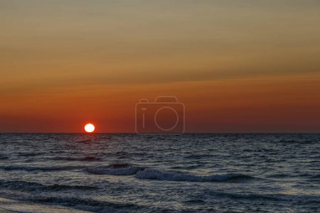 Foto de Hermoso atardecer sobre el mar - Imagen libre de derechos
