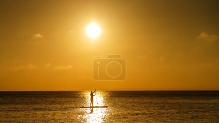 Téléchargez les photos : Homme sur un soup au coucher du soleil - en image libre de droit
