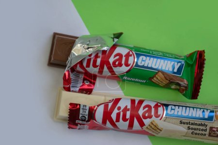 Foto de Octubre 12, 2022 Ucrania ciudad Kiev chocolate Kit Kat sobre un fondo de color - Imagen libre de derechos
