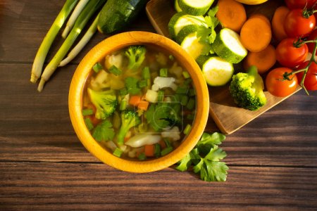 Foto de Sopa de verduras con brócoli, tomate sobre fondo viejo - Imagen libre de derechos