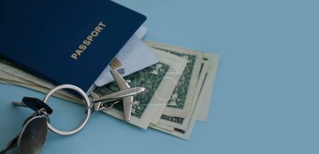 Reisepass, Dollar-Flugzeugschlüsselanhänger auf farbigem Hintergrund