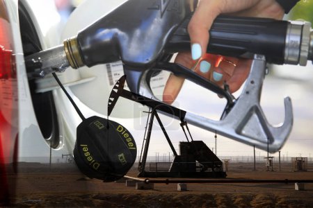 Téléchargez les photos : Plate-forme pétrolière dans le désert et une personne ravitaillant en carburant diesel à une station-service - en image libre de droit