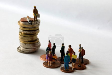 Foto de Desigualdad económica expresada por una diferencia en el valor de la moneda - Imagen libre de derechos