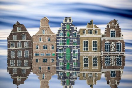 Téléchargez les photos : Image graphique de maisons partiellement submergées et privilégiées dont la structure ressemble à l'architecture hollandaise historique - en image libre de droit
