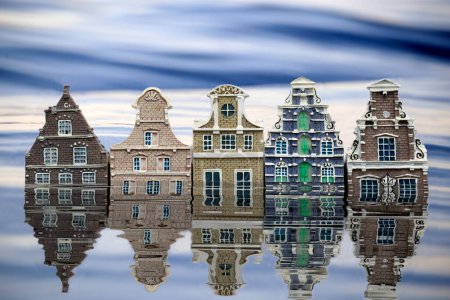 Téléchargez les photos : Image graphique de maisons partiellement submergées dont la structure ressemble à l'architecture hollandaise historique - en image libre de droit