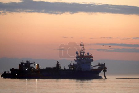 Foto de Buque de dragado que toma y suministra arena para la protección costera - Imagen libre de derechos
