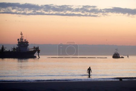 Foto de Buque de dragado que toma y suministra arena para la protección costera - Imagen libre de derechos