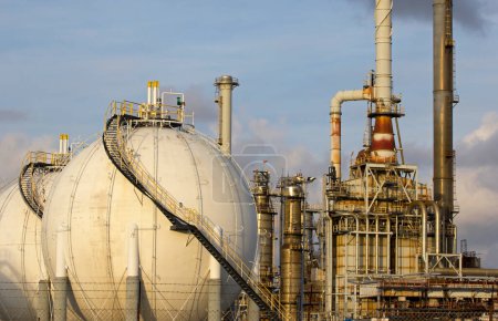 Téléchargez les photos : Une grande usine de raffinage de pétrole avec des réservoirs de stockage de gaz naturel liquéfié (GNL) - en image libre de droit