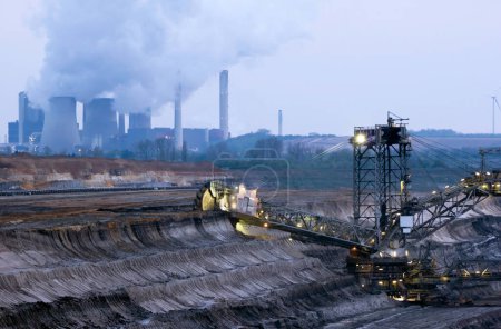Téléchargez les photos : Pelle à godet dans une carrière de lignite ou de charbon brun, Allemagne - en image libre de droit