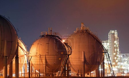 Une grande usine de raffinage de pétrole avec des réservoirs de stockage de gaz naturel liquéfié (GNL)