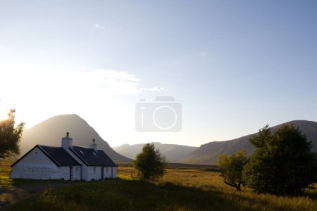 Téléchargez les photos : Paysage pittoresque de Blackrock Cottage au coucher du soleil, Glencoe Écosse - en image libre de droit