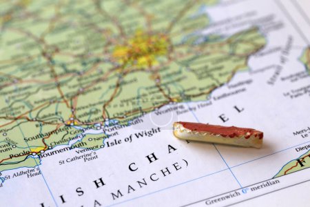 Téléchargez les photos : Un bateau et une carte du Royaume-Uni représentant l'immigration de France - en image libre de droit