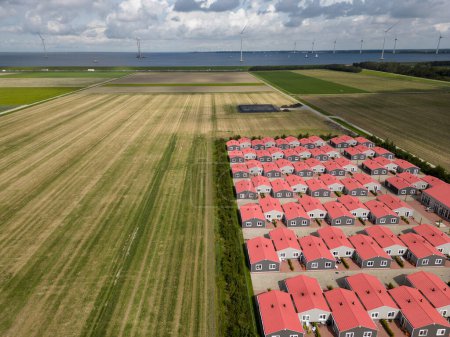 Foto de Primer plano de las casas para trabajadores temporeros en la zona agrícola, Flevoland, Holanda - Imagen libre de derechos