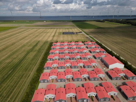 Téléchargez les photos : Gros plan sur les maisons pour travailleurs saisonniers en zone agricole, Flevoland, Hollande - en image libre de droit