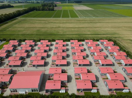 Téléchargez les photos : Gros plan sur les maisons pour travailleurs saisonniers en zone agricole, Flevoland, Hollande - en image libre de droit