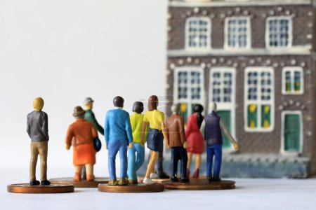 Foto de Imagen ilustrada de un grupo de personas interesadas en comprar una casa en un mercado apretado y caro - Imagen libre de derechos