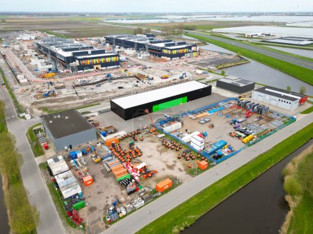 Téléchargez les photos : Vue aérienne de la construction d'un grand centre de données à Noord Holland, Pays-Bas - en image libre de droit