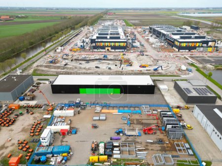 Téléchargez les photos : Vue aérienne de la construction d'un grand centre de données à Noord Holland, Pays-Bas - en image libre de droit