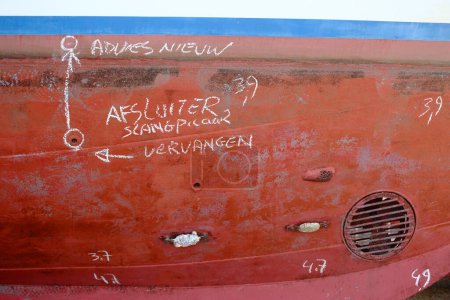 Téléchargez les photos : Désignation des réparations à venir de la proue d'un bateau en acier - en image libre de droit