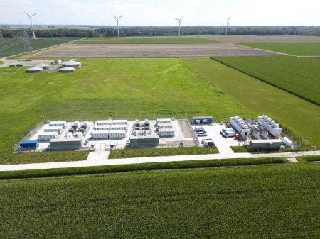 Foto de Vista aérea de baterías para almacenamiento de energía que suministran y estabilizan una mayor cantidad de energía renovable a la red eléctrica, Flevopolder, Países Bajos - Imagen libre de derechos