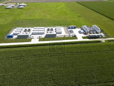 Luftaufnahme von Batterien zur Energiespeicherung, die eine größere Menge erneuerbarer Energie ins Stromnetz einspeisen und stabilisieren, Flevopolder, Niederlande
