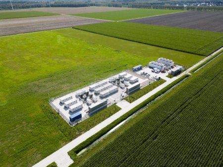 Luftaufnahme von Batterien zur Energiespeicherung, die eine größere Menge erneuerbarer Energie ins Stromnetz einspeisen und stabilisieren, Flevopolder, Niederlande