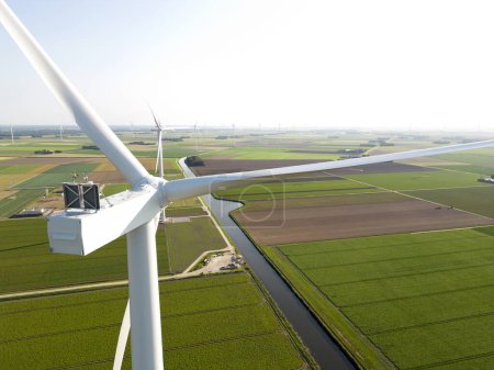 Téléchargez les photos : Vue aérienne d'une éolienne dans un parc éolien, Flevoland, Hollande - en image libre de droit
