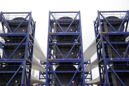 Neu gebaute Flügel von Windkraftanlagen, die bereit sind, in einen Offshore-Windpark in den Niederlanden transportiert zu werden
