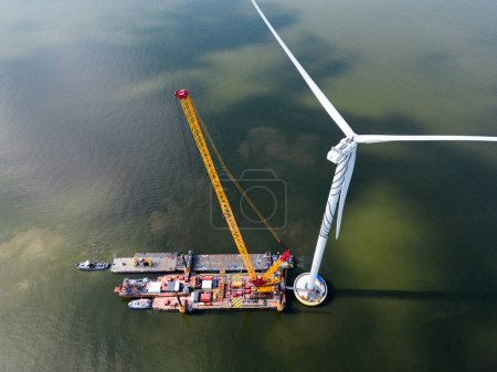 Foto de Construcción de un parque eólico mar adentro, Ijsselmeer, Países Bajos - Imagen libre de derechos