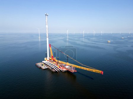 Foto de Un barco de transporte y grúa para la construcción de un parque eólico en alta mar, Ijsselmeer Países Bajos - Imagen libre de derechos