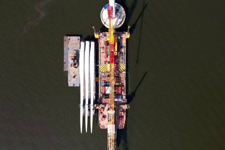 Transportschiff und Kran für den Bau eines Offshore-Windparks, Ijsselmeer Niederlande