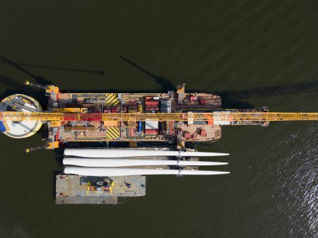Téléchargez les photos : Un navire de transport et une grue pour la construction d'un parc éolien offshore, Ijsselmeer Pays-Bas - en image libre de droit