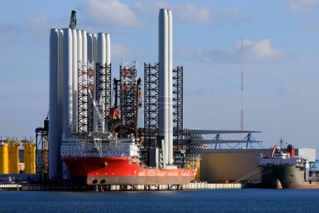 Téléchargez les photos : Un navire de transport pour la construction d'un parc éolien offshore en mer du Nord, aux Pays-Bas - en image libre de droit