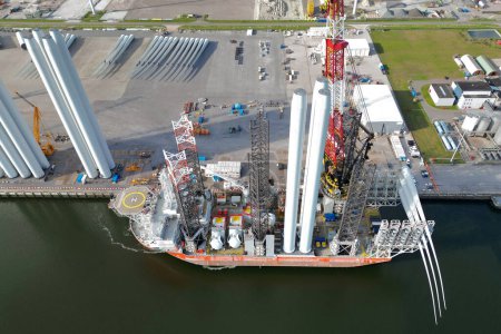Ein Transportschiff für den Bau eines Offshore-Windparks in der Nordsee, Niederlande
