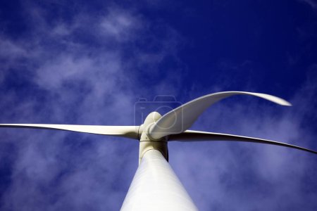 Großaufnahme einer Windturbine und eines hellblauen Himmels, Niederlande