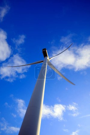 Téléchargez les photos : Gros plan d'une éolienne et d'un ciel bleu pâle, Pays-Bas - en image libre de droit
