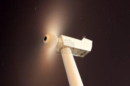 Langzeitbelichtung einer Windturbine im Nachthimmel, Niederlande