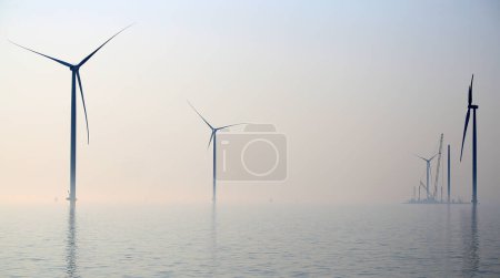 Foto de Turbinas eólicas en un parque eólico en alta mar, Ijsselmeer, Breezanddijk, Países Bajos - Imagen libre de derechos