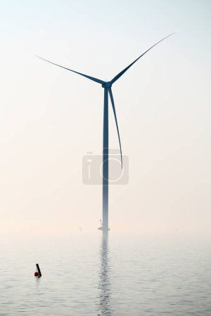 Windkraftanlagen in einem Offshore-Windpark, Ijsselmeer, Breezanddijk, Niederlande