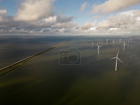 Windkraftanlagen in einem Offshore-Windpark, Ijsselmeer, Breezanddijk, Niederlande