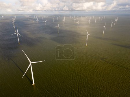 Téléchargez les photos : Eoliennes dans un parc éolien offshore, Ijsselmeer, Breezanddijk, Pays-Bas - en image libre de droit