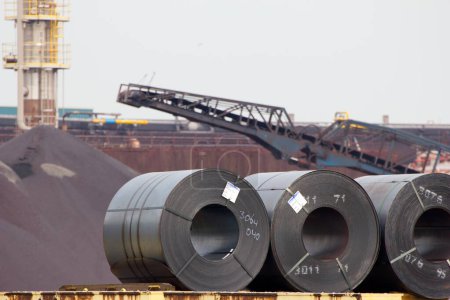 Foto de Planchas de hierro de acero en espiral fabricadas en una planta de fabricación de acero, Ijmuiden, Países Bajos - Imagen libre de derechos